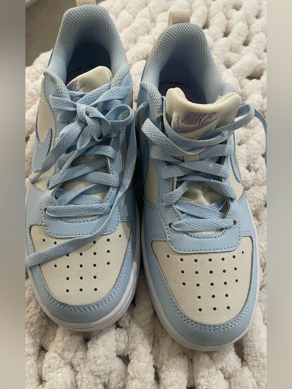 Nike Kids Low-Top Sneakers in Light Blue and Cream new no tags